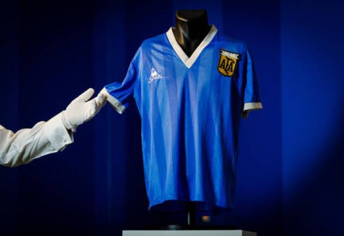 Camisa da Argentina de Maradona é leiloada por valor recorde