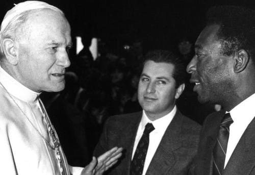 Vaticano homenageia Pelé com fotos ao lado de Papas