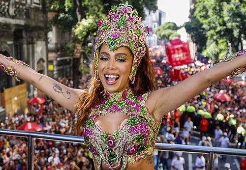 Anitta arrasta mais de 800 mil pessoas em bloco nas ruas do Rio