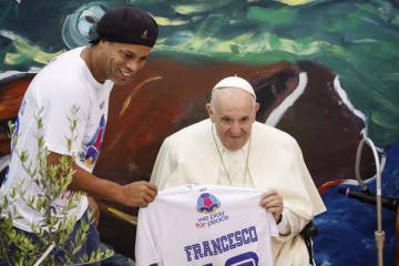 Ronaldinho Gaúcho posa para foto com o papa Francisco 