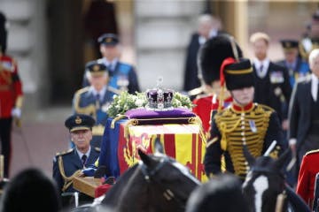 Corpo de Elizabeth II chega ao Westminster Hall para velório