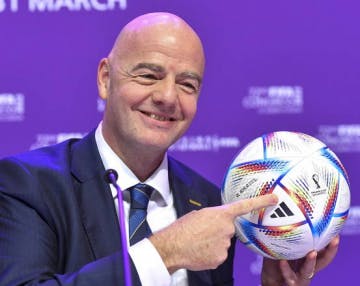 Presidente da Fifa, Gianni Infantino, mostrando a bola que será usada na Copa do Mundo de 2022