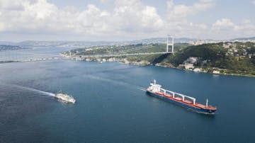 Navio Razoni navega pelo Estreito do Bósforo, em Istambul
