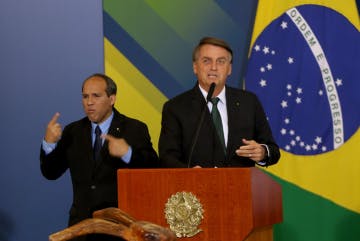 Bolsonaro volta a atacar urnas e TSE em reunião com embaixadores