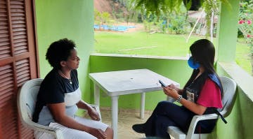 Recenseadora realiza entrevista durante o Teste Nacional do Censo 2022 no Quilombo Campinho da Independência, em Paraty, RJ.