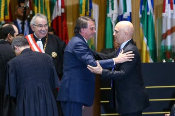 Bolsonaro e Moraes se cumprimentam em cerimônia de posse no TST