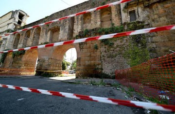 Fragmento de antiga porta de Roma cai no chão