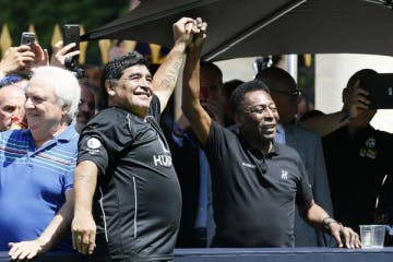 Perfil de Maradona publica homenagem a Pelé
