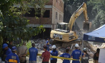 Prefeitura do Rio pretende demolir prédio construído irregularmente na Muzema, Zona Oeste da cidade.