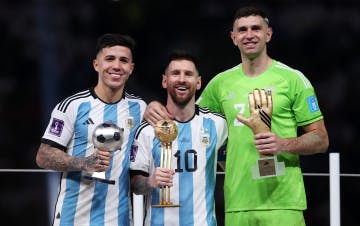 Lionel Messi foi eleito o craque da Copa, o goleiro Emiliano Martínez levou o Luva de Ouroe o meia Enzo Fernández foi escolhido o destaque jovem da competição.