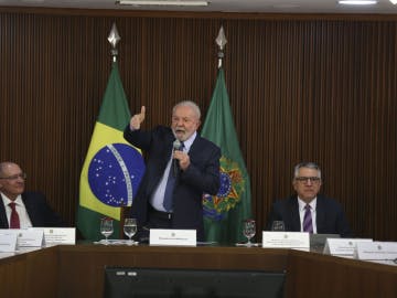 Governo Lula tem 52% de aprovação da população, aponta pesquisa.