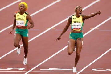 A jamaicana Elaine Thompson-Herah comemora após vencer a prova dos 100m rasos