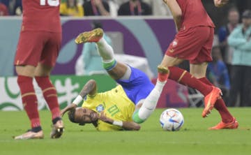 Neymar torceu o tornozelo e corre contra o tempo para voltar à Copa