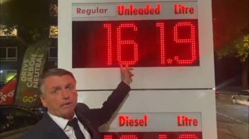 Em Londres para o velório da rainha Elizabeth II, Bolsonaro para num posto de gasolina e faz comparações com o preço do combustível.