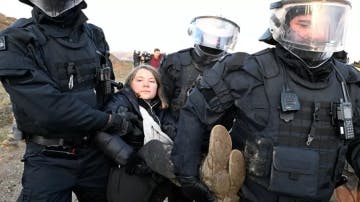 Thunberg estava sentada com outros manifestantes na beira da mina quando foi removida à força por policiais.