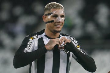 Navaror marcou duas vezes para o Botafogo