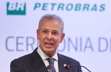 Bento Albuquerque durante posse do 3º presidente da Petrobras no governo Bolsonaro. Ministro foi exonerado nesta quarta (11)