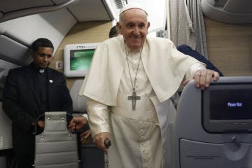 Papa Francisco em seu voo de volta do Canadá 