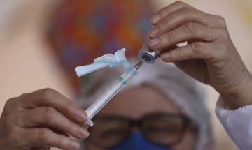 Imunossuprimidos já podem se vacinar sem agendamento no DF