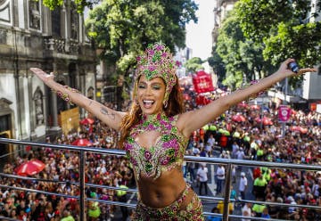Anitta arrasta mais de 800 mil pessoas em bloco nas ruas do Rio