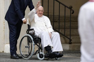 Papa envia carta de encorajamento a padre pró-LGBT