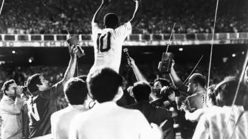 Pelé converte pênalti contra o Vasco no Maracanã e comemora 1.000 gols.