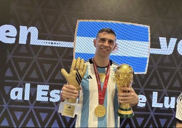 Argentino Emiliano Martinez ganha prêmio Luva de Ouro da Copa do Mundo