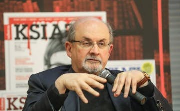 Salman Rushdie foi esfaqueado no estado de Nova York