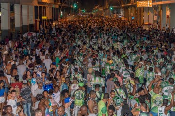 Milhares de foliões costumam acompanhar os ensaios da Cubango, em Niterói.