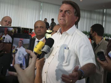 O presidente da República, Jair Bolsonaro fala à imprensa no Palácio da Alvorada