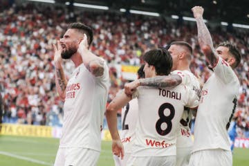 Milan goleia Sassuolo e conquista Série A após 11 anos de jejum