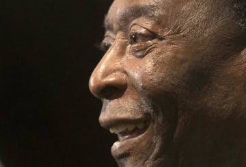 Após 2 semanas internado, Pelé recebe alta de hospital