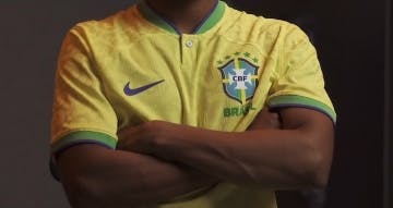 O uniforme titular do Brasil é composto por uma camisa predominantemente amarela, com desenhos inspirados na pele de onça e alguns detalhes em verde e azul nas partes da gola e da manga.